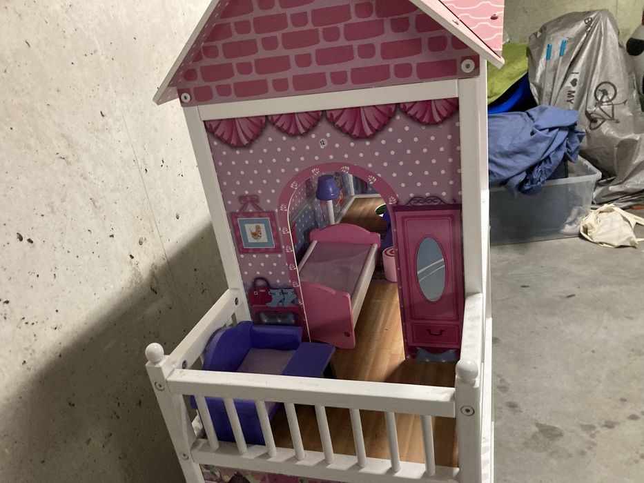 Duży domek dla lalek, w tym auto i barbie