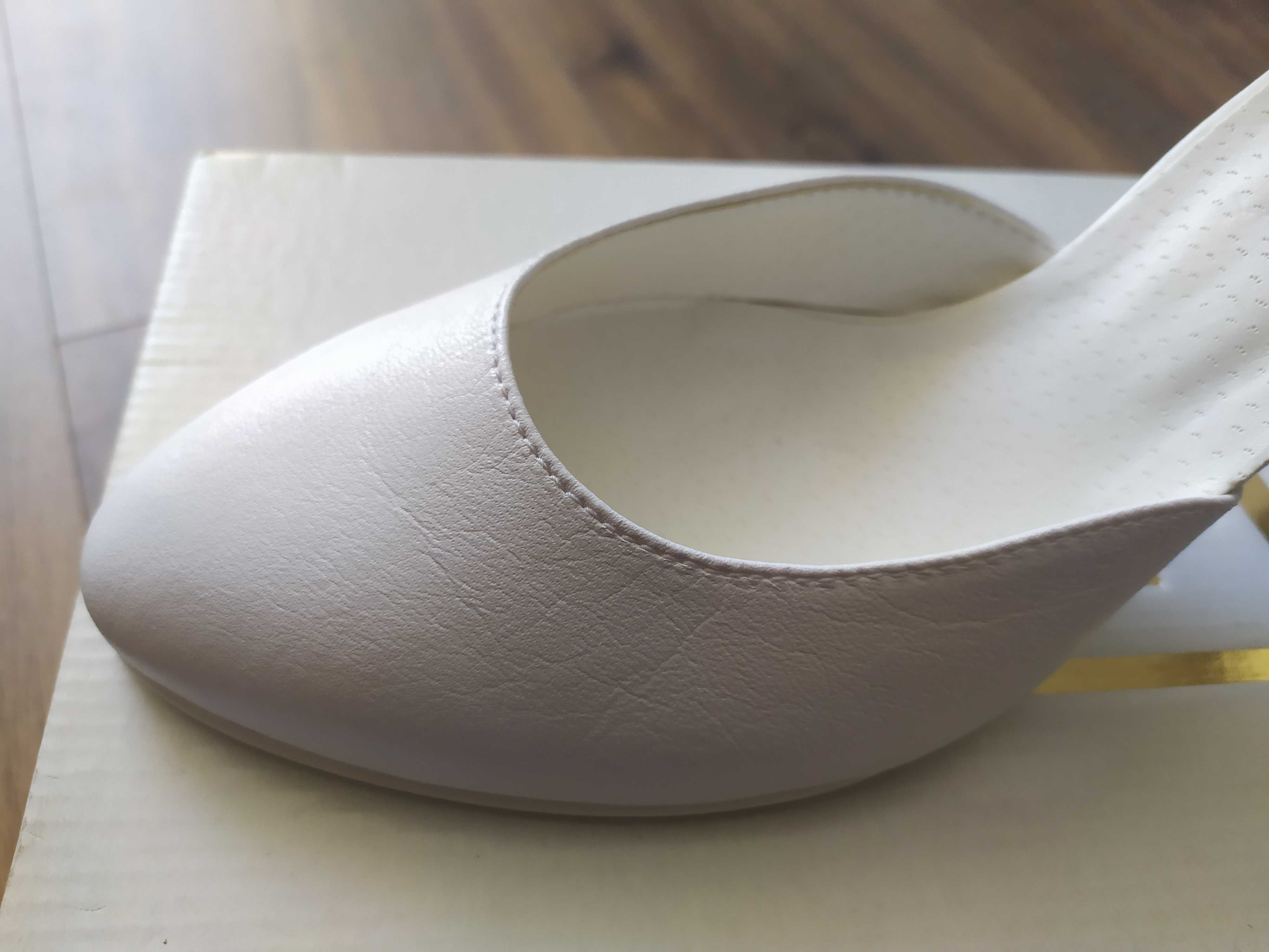 Nieużywane buty Witt białe SLUBNE - 40 Powystawowe model 196 czółenka