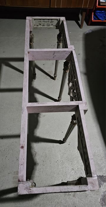 Consola antiga em madeira com pernas trabalhadas sem tampo