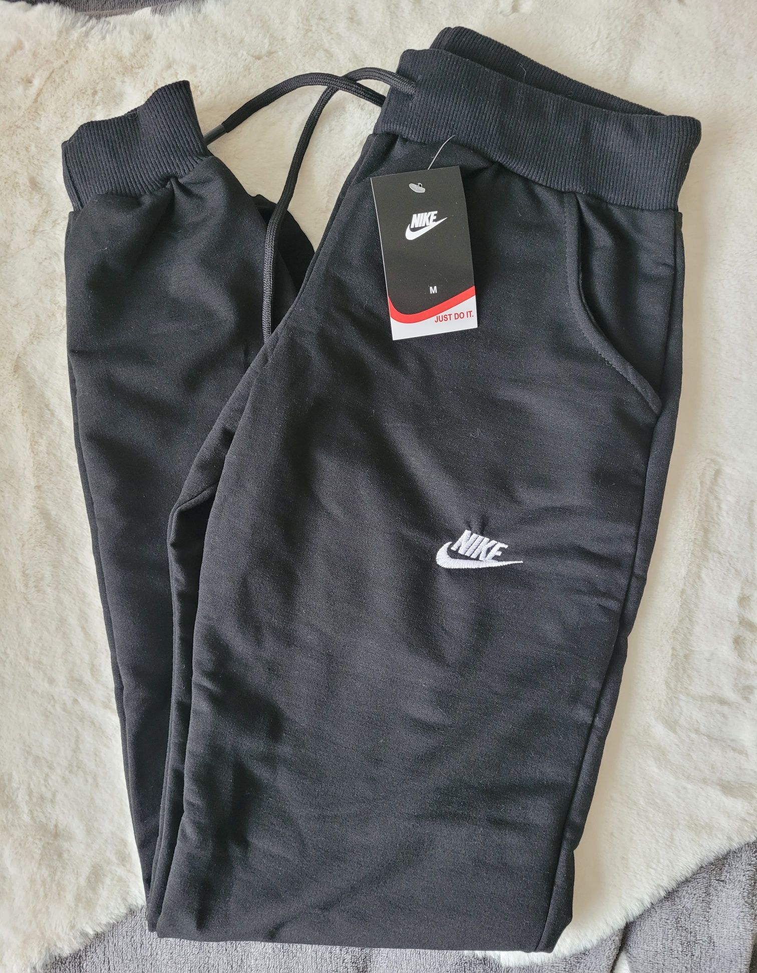 Spodnie dresowe damskie nieocieplane logo wyszywane Nike TH czarne sza