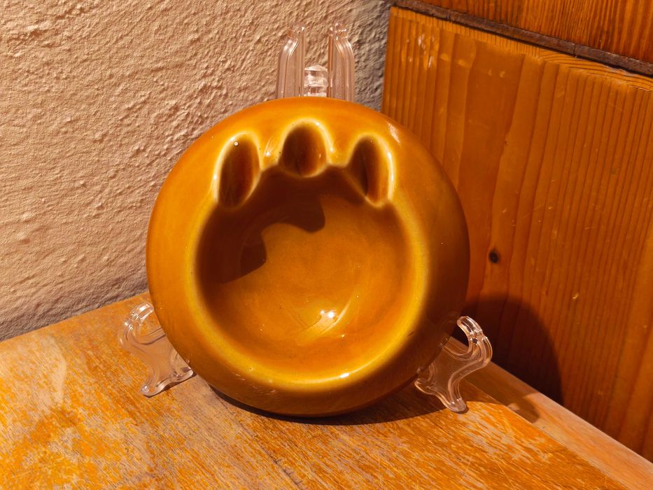 Miodowa popielnica popielniczka Łapa Porcelit Pruszków PRL