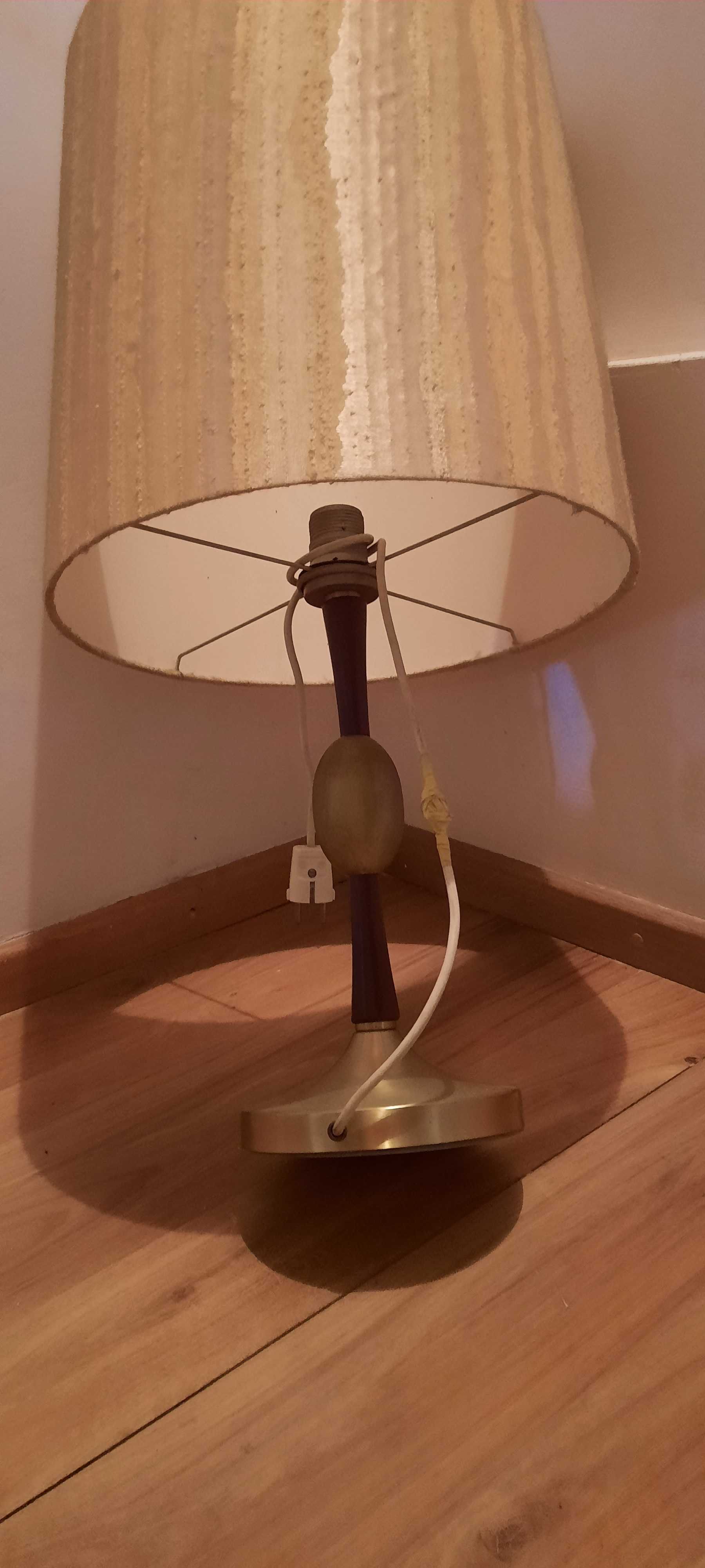2 duze lampy z duzymi kloszami