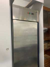 Vitrine vertical refrigerada em bom estado - 60cm x 62cm x 1,80m