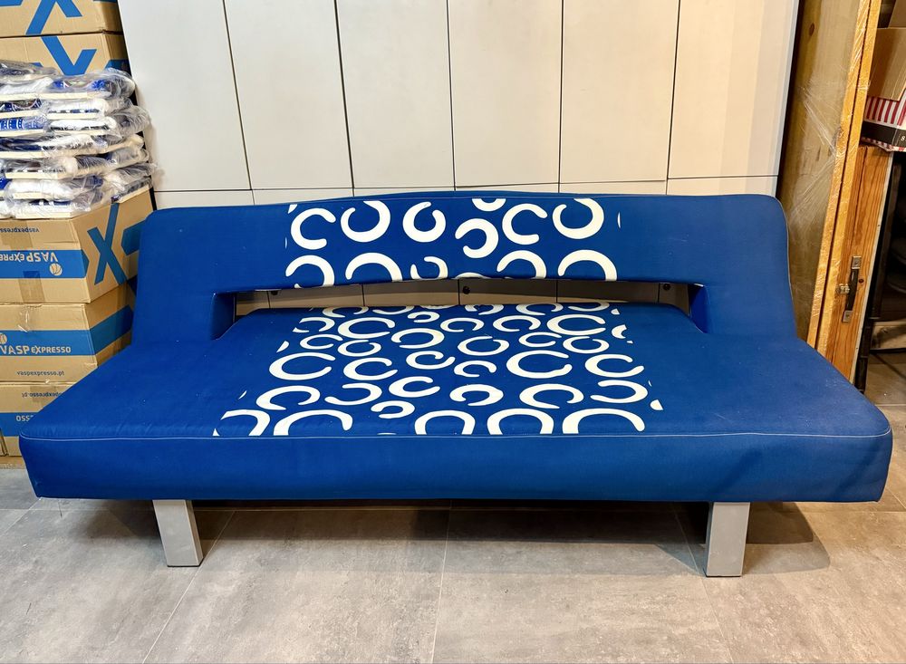 Sofá cama azul e trama em branco