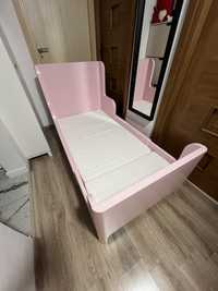 Łóżko rosnące z dzieckiem IKEA Busunge różowe z materacem
