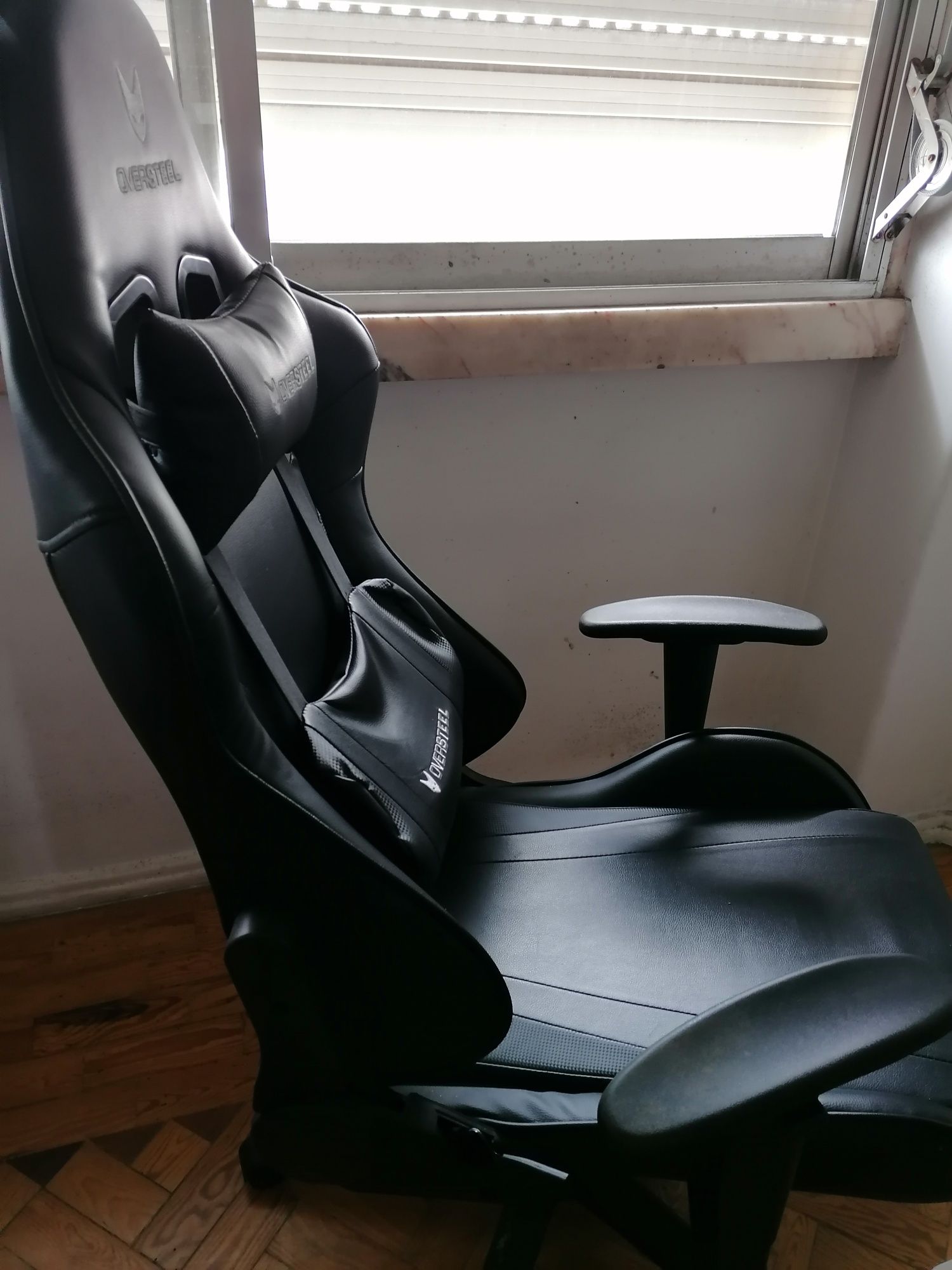 Cadeira de gaming Oversteel preta