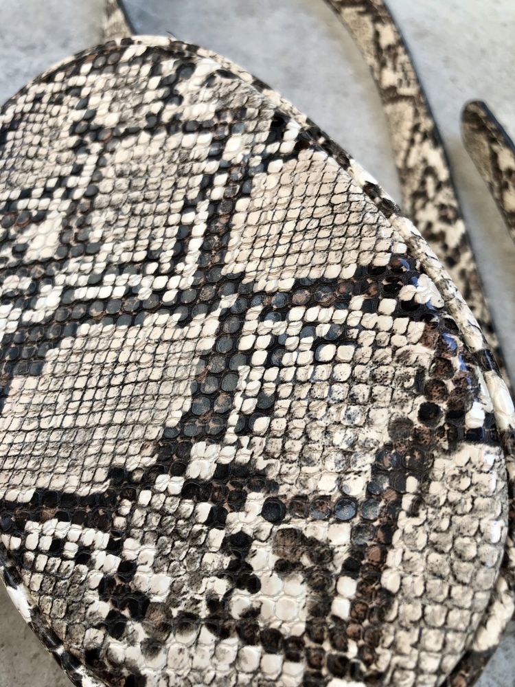 Torebka na pasku nerka saszetka Stradivarius wąż snake print mini