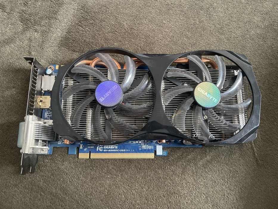 Продаю на запчастин не робочу відеокарту Gigabyte GV-N660OC-2GD