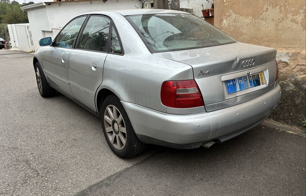 Audi A4 cinzento Gasolina - GPL