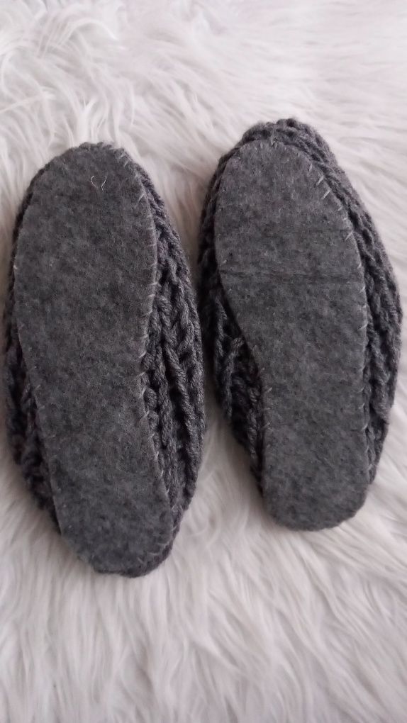 Nowe kapcie robione na drutach