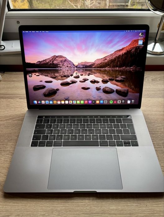 Apple Macbook Pro 15.6,i7, 16GB ram, 256 SSD, touchbar