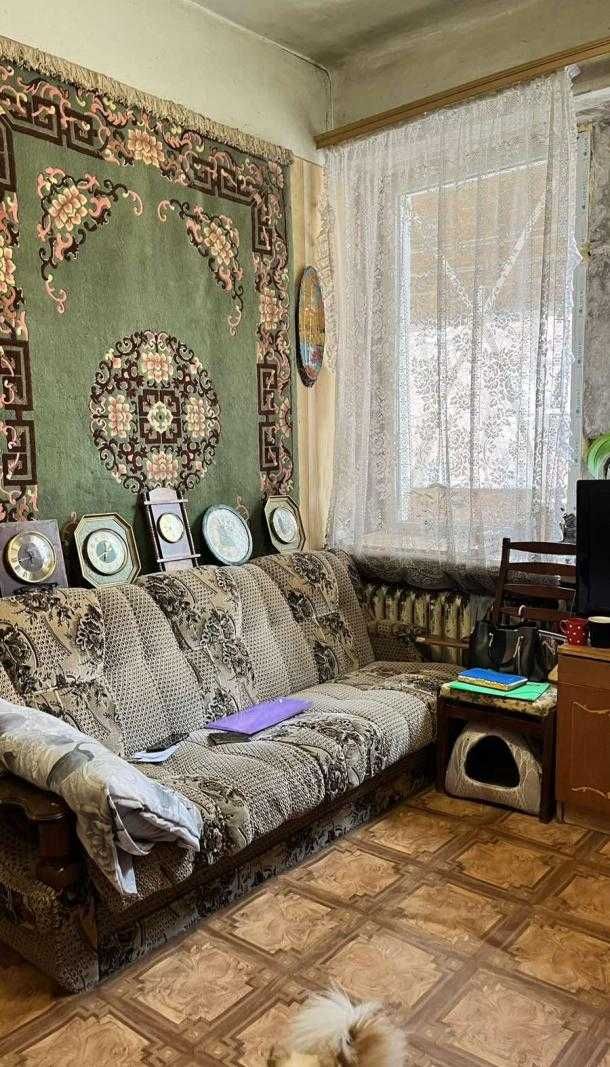 Продаю 2 кімнати в 3-кімнатній квартирі в районі Південної залізниці.