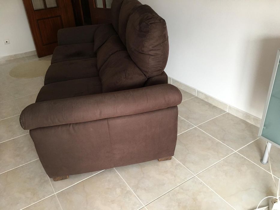 Sofá 3 lugares em camurça castanha