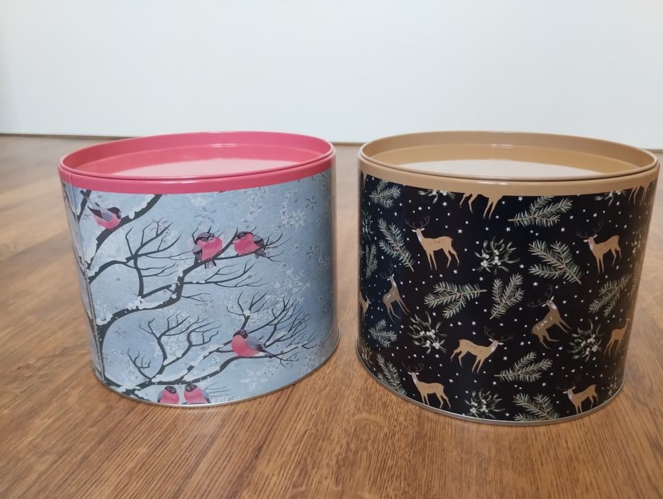Okrągłe metalowe puszki z motywem ptaków, zimowe