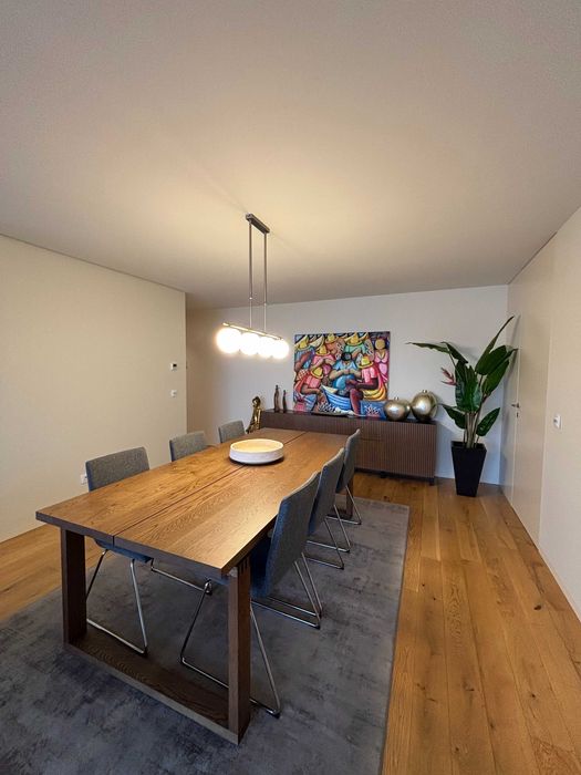 VENDO Conjunto de Sala de JANTAR * - Mesa. Cadeira, Tapete e Aparador.