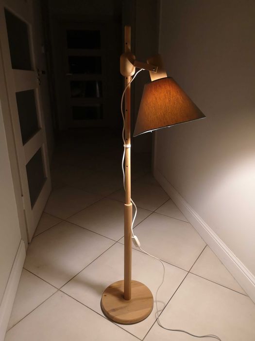 Stara drewniana, regulowana lampa stojąca.