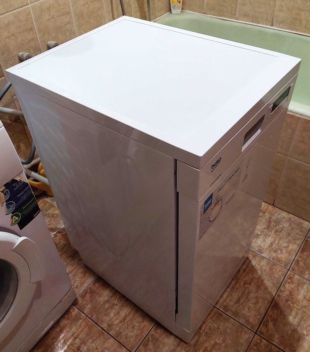 Майже нова за півціни вузька посудомийна машина Beko DFS26025W