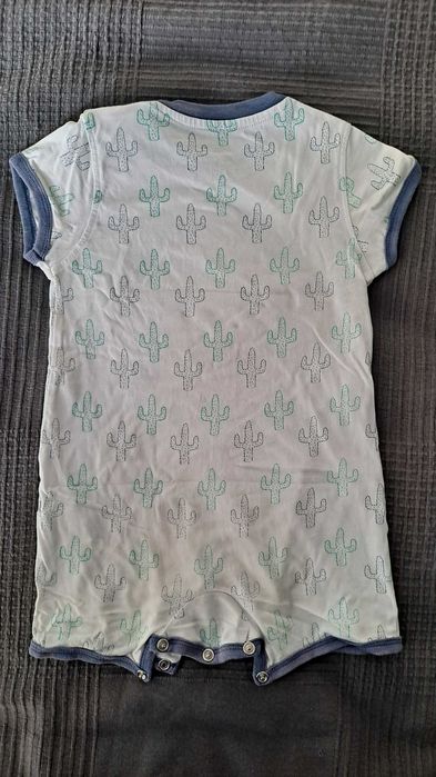 Babygrow curto com motivos de cactos