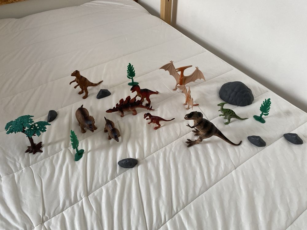 Brinquedo dinossauros de plástico