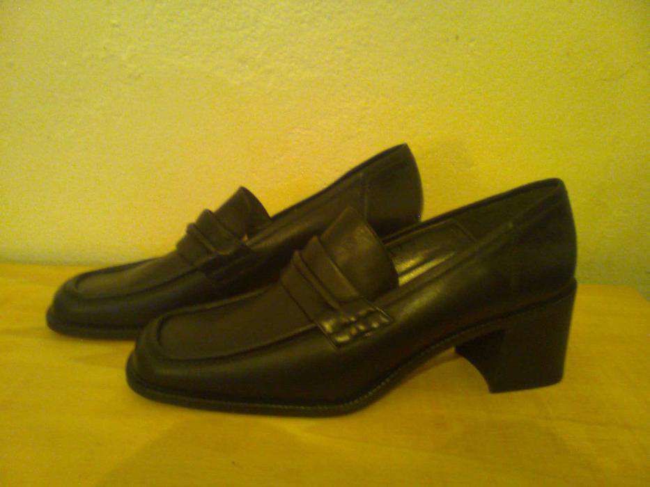 Sapatos em pele pretos nº 39 da CHARLES
