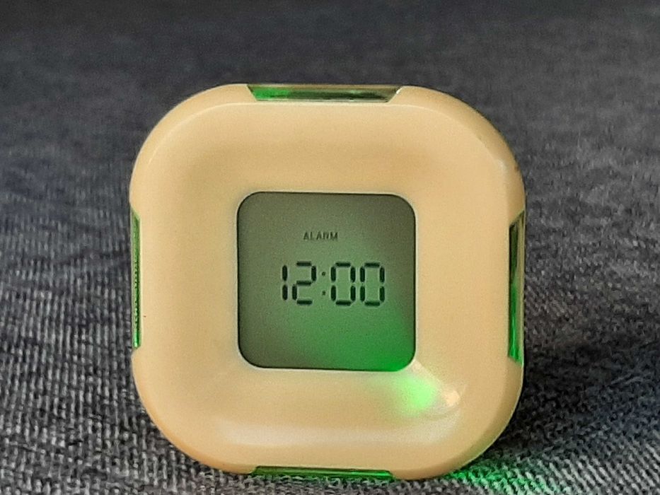 ciekawy zegar 4 w 1 - budzik - termometr - minutnik z podświetleniem