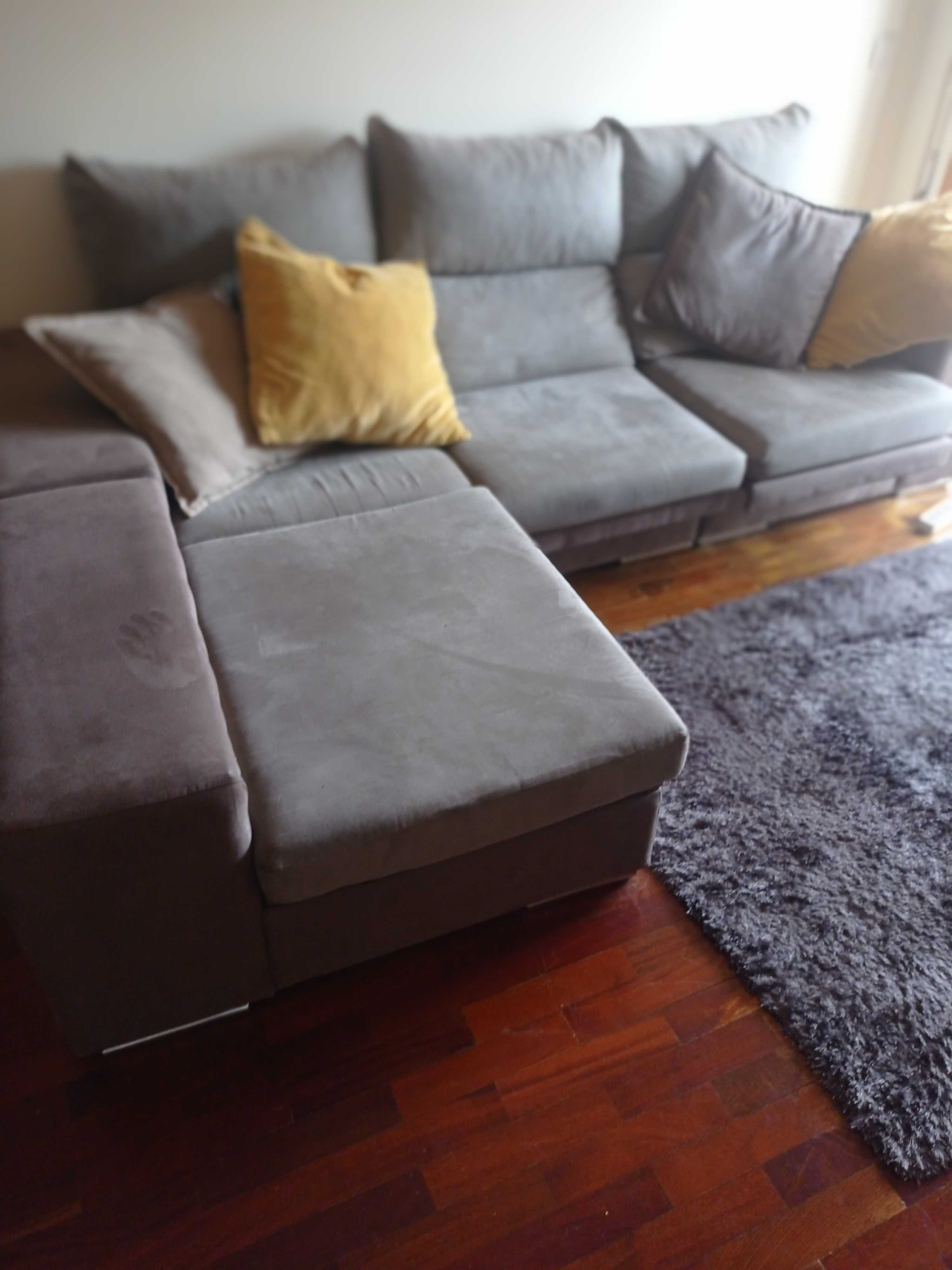 Sofá com chaise long reversível