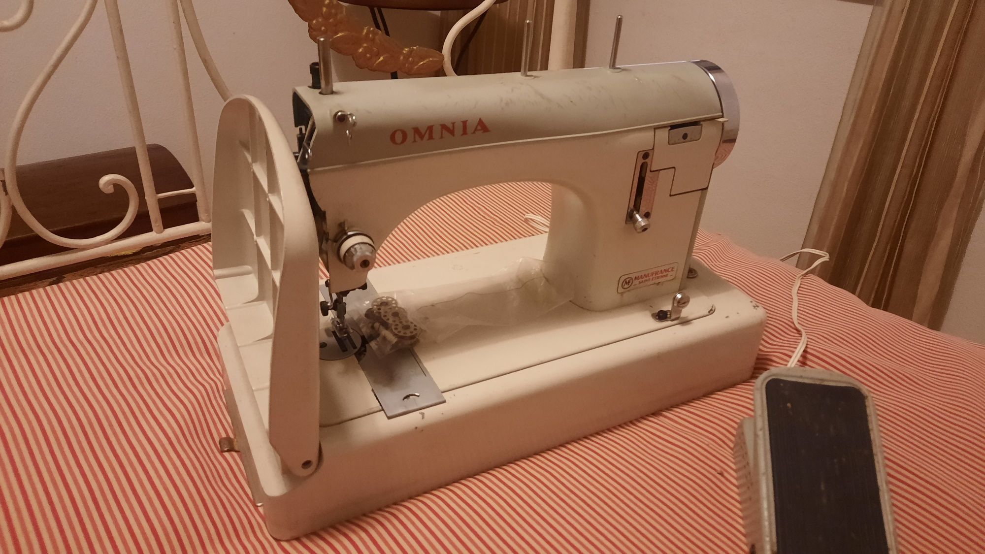 Maquina costura Omnia (vintage)