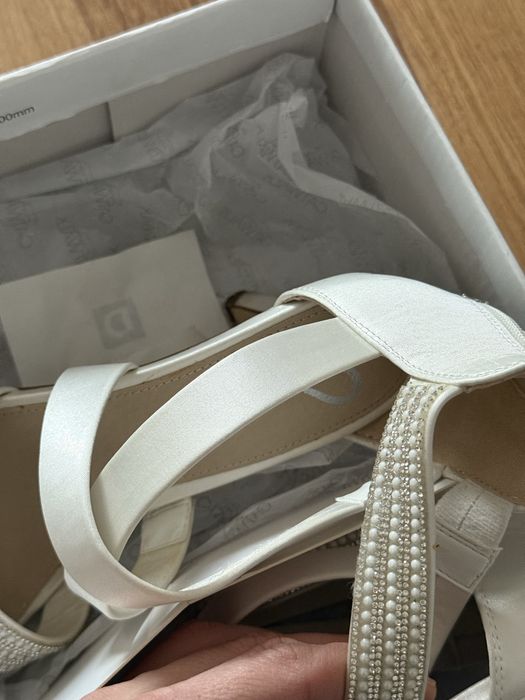 Sandały na obcasie białe rozmiar 36 .