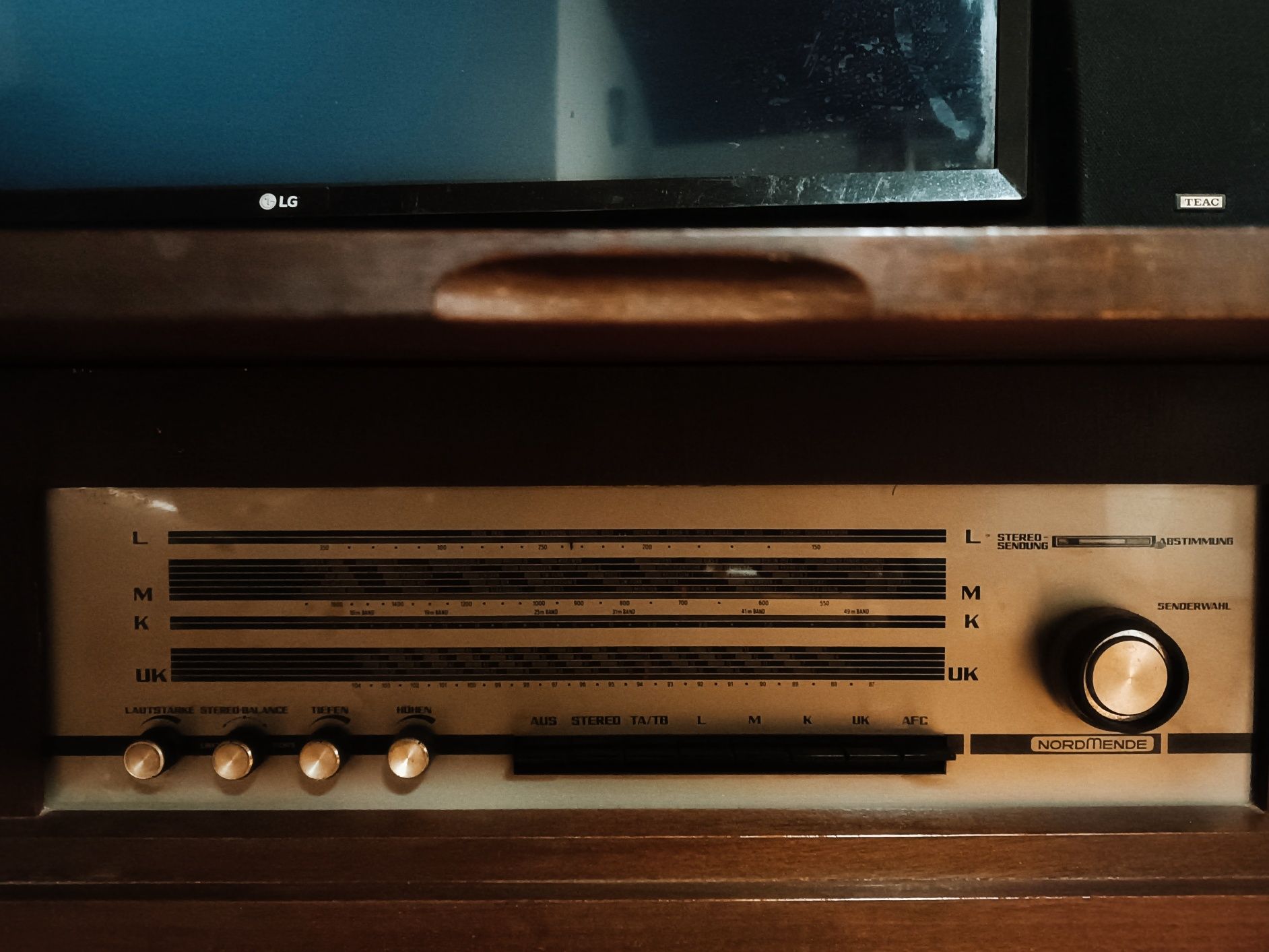 Móvel antigo com giradiscos e rádio