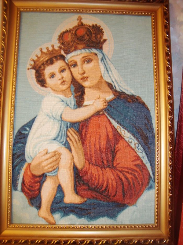 продам вышитую икону Божья Матерь с Младенцем