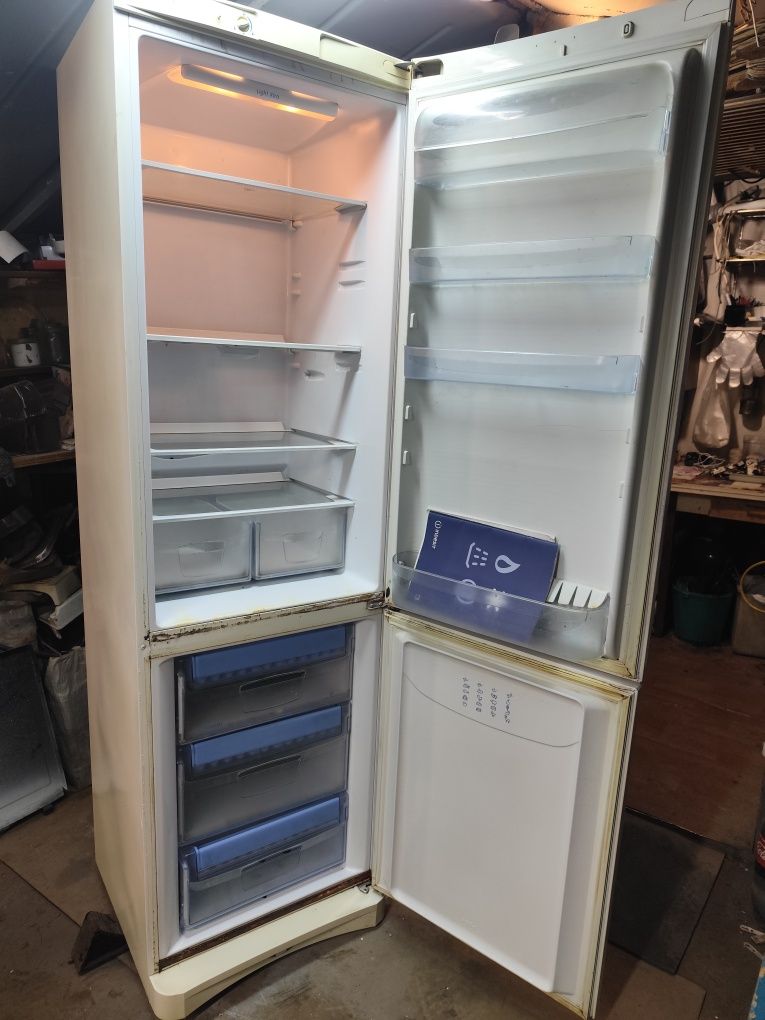 Продам холодильник