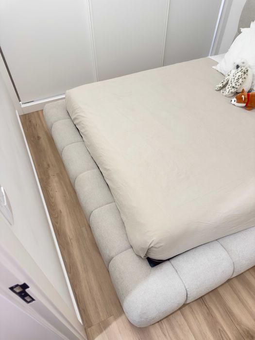 Cama casal com arrumação