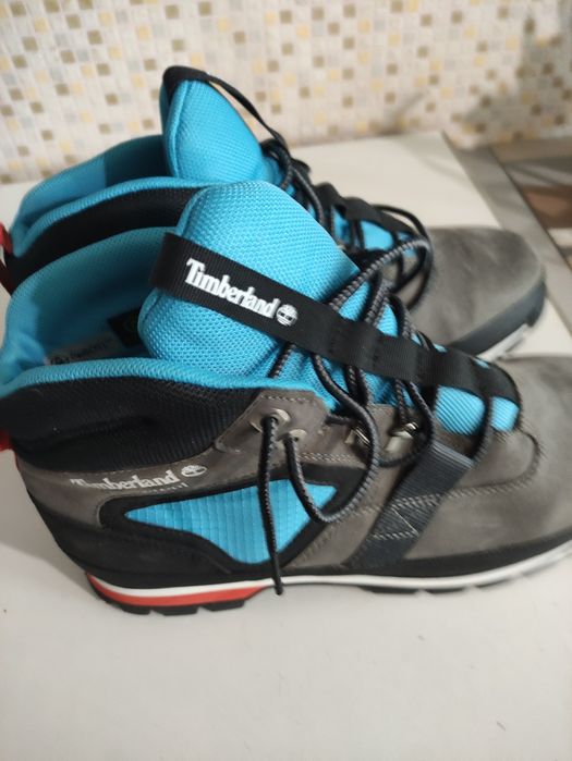 Продаются ботинки новые размер 42 для осени . Водонепроницаемые