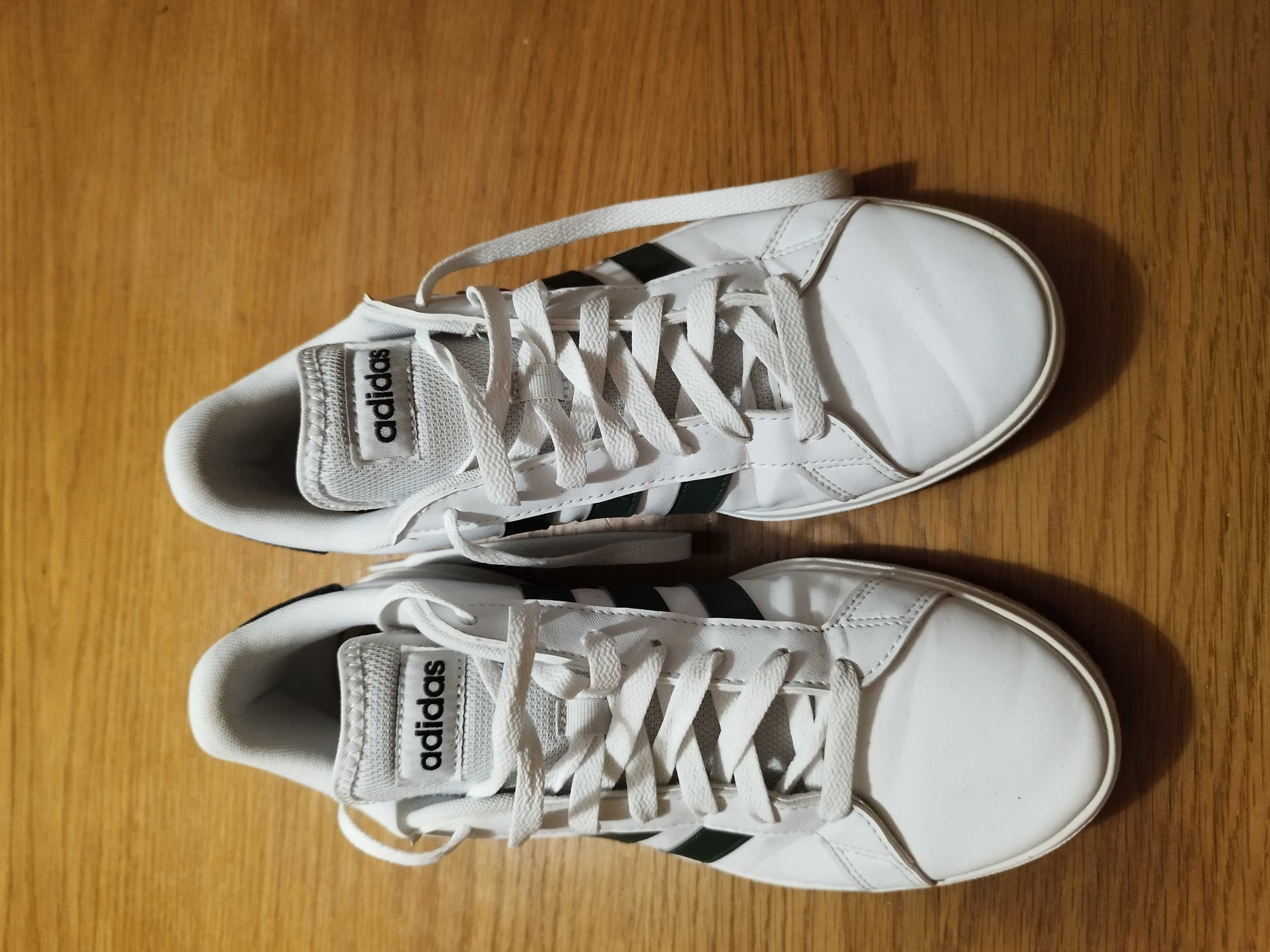 Sapatilha adidas como novas