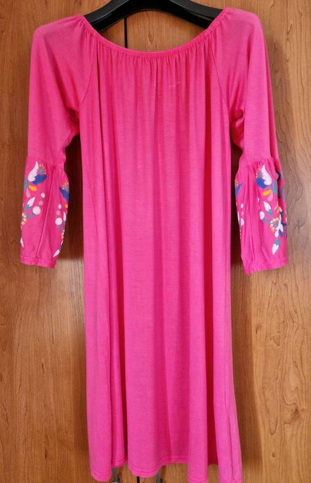 Różowa sukienka typu hiszpanka z rozkloszowanymi rękawami