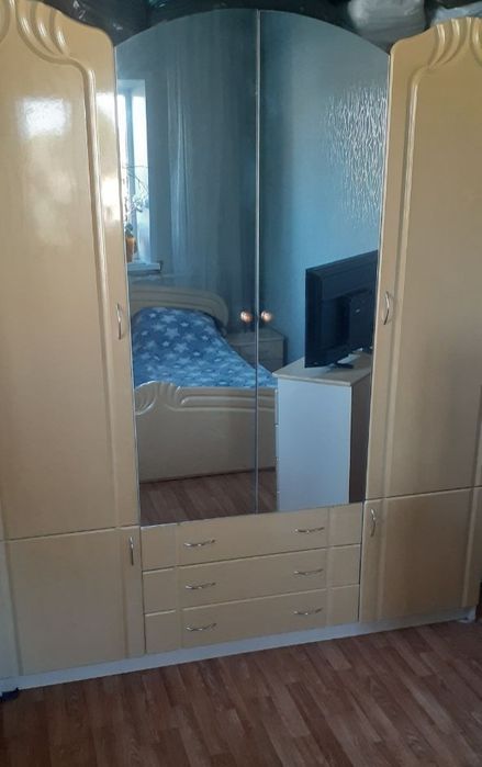 Спальня мебель гарний стан