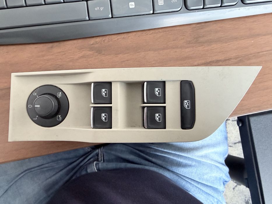 Panel szyb lewy przod superb 3