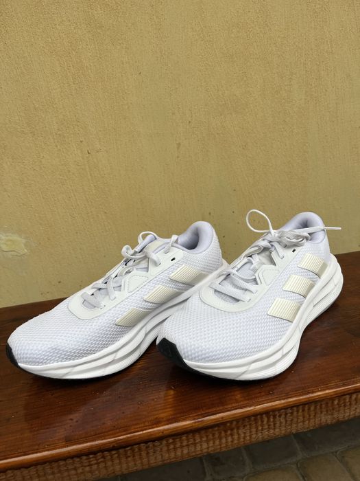 Кросівки adidas, білі — розмір EU 39⅓ (24,5 см)