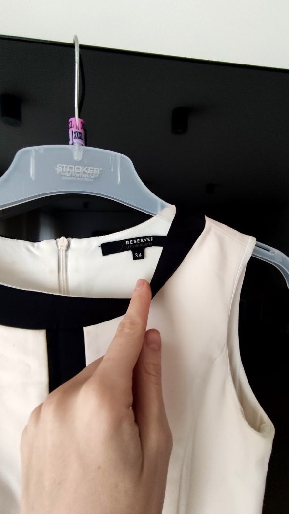 Ołówkowa sukienka z baskinką elegancka Reserved XS S