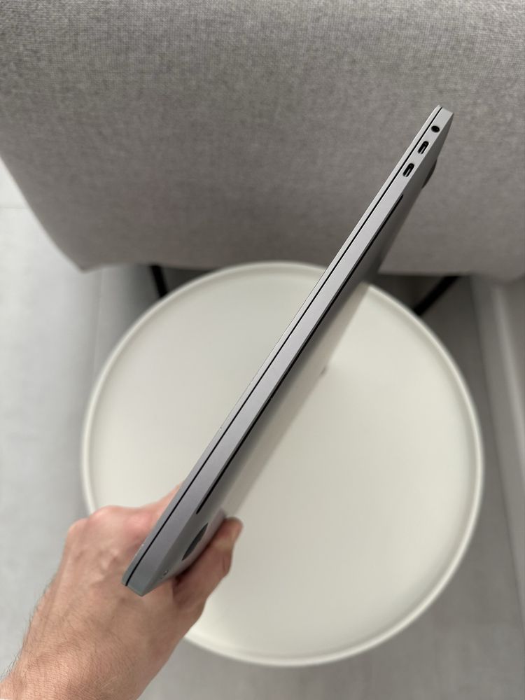 Macbook pro 15 2018 (2019) i7 2.2/ 16/ 256gb/ Radeon Pro 555 4Gb