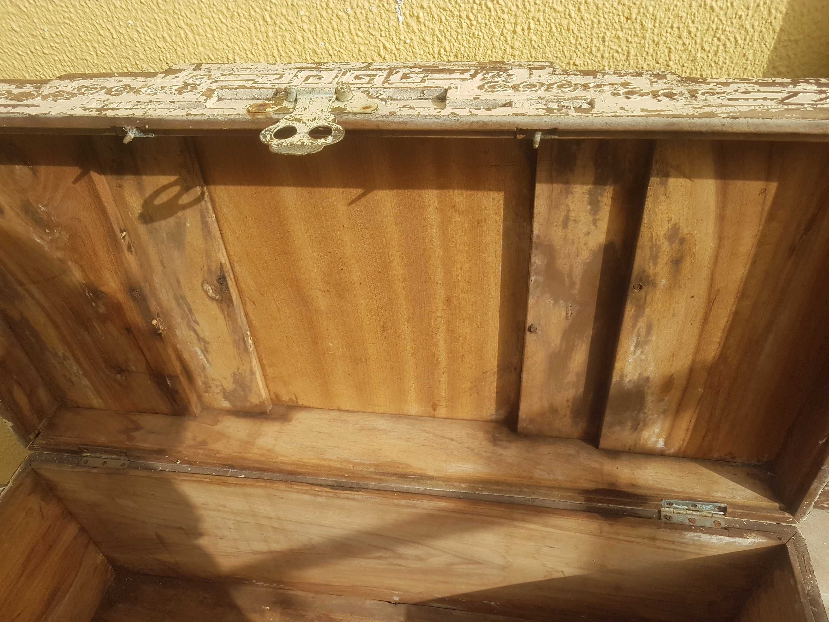 Arca antiga de canfora para restaurar