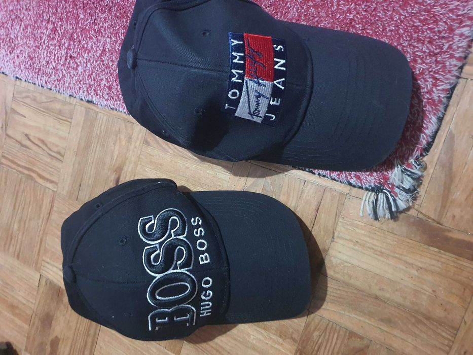2 bonés/chapéus Hugo e Tommy