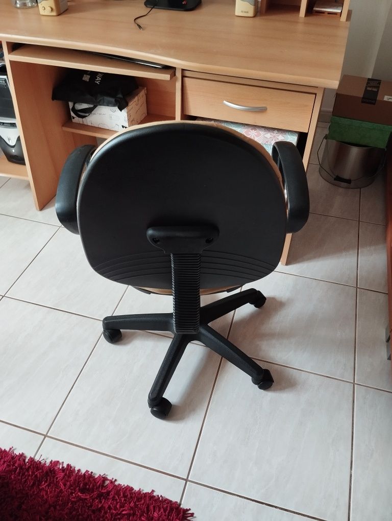 Cadeira escritório - Com rodas