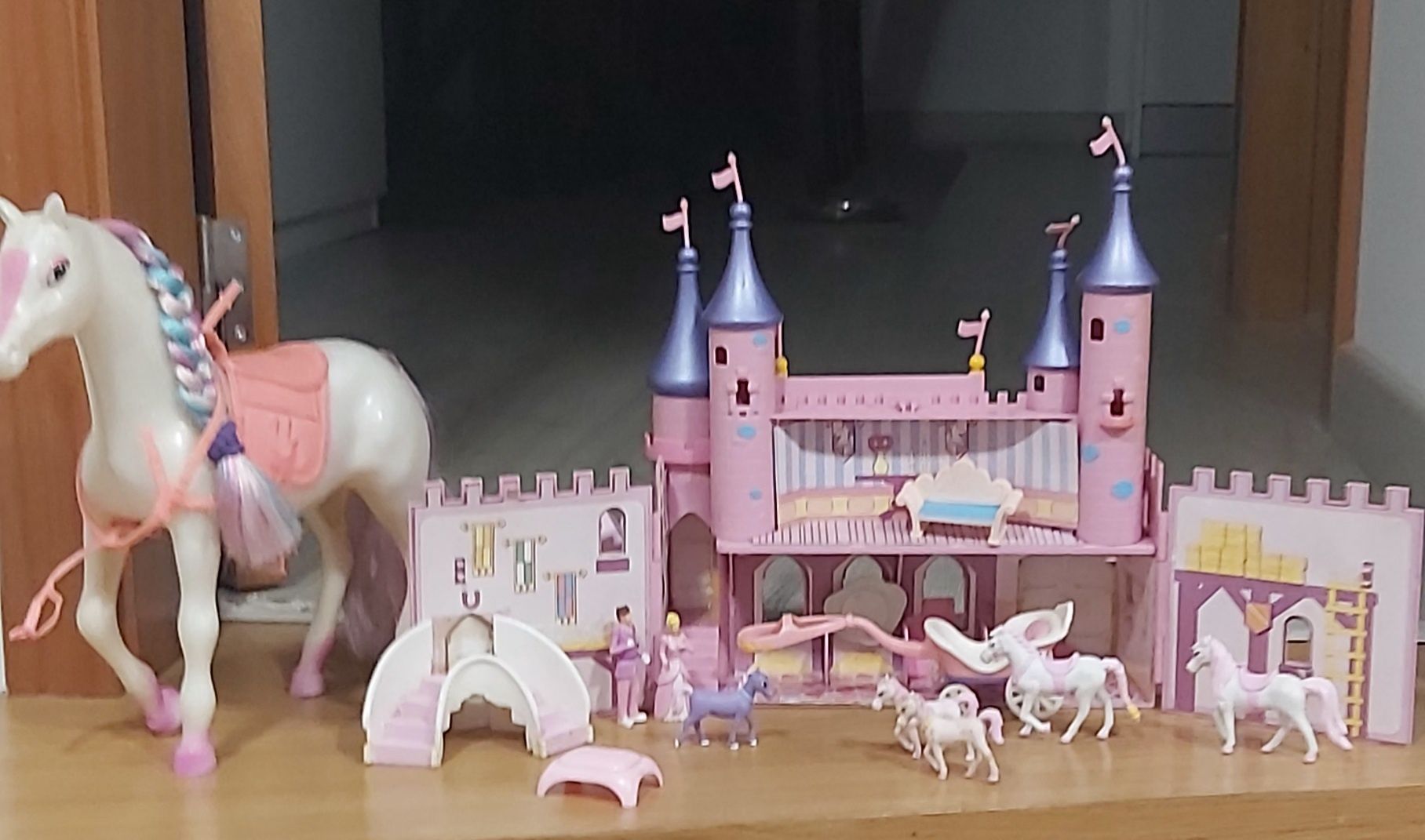 Castelo e varios brinquedos