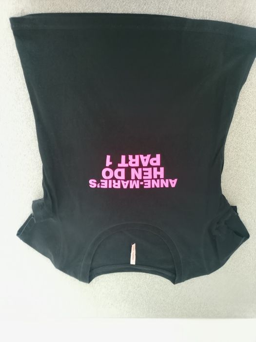 Czarny t-shirt z różowo neonowym nadrukiem