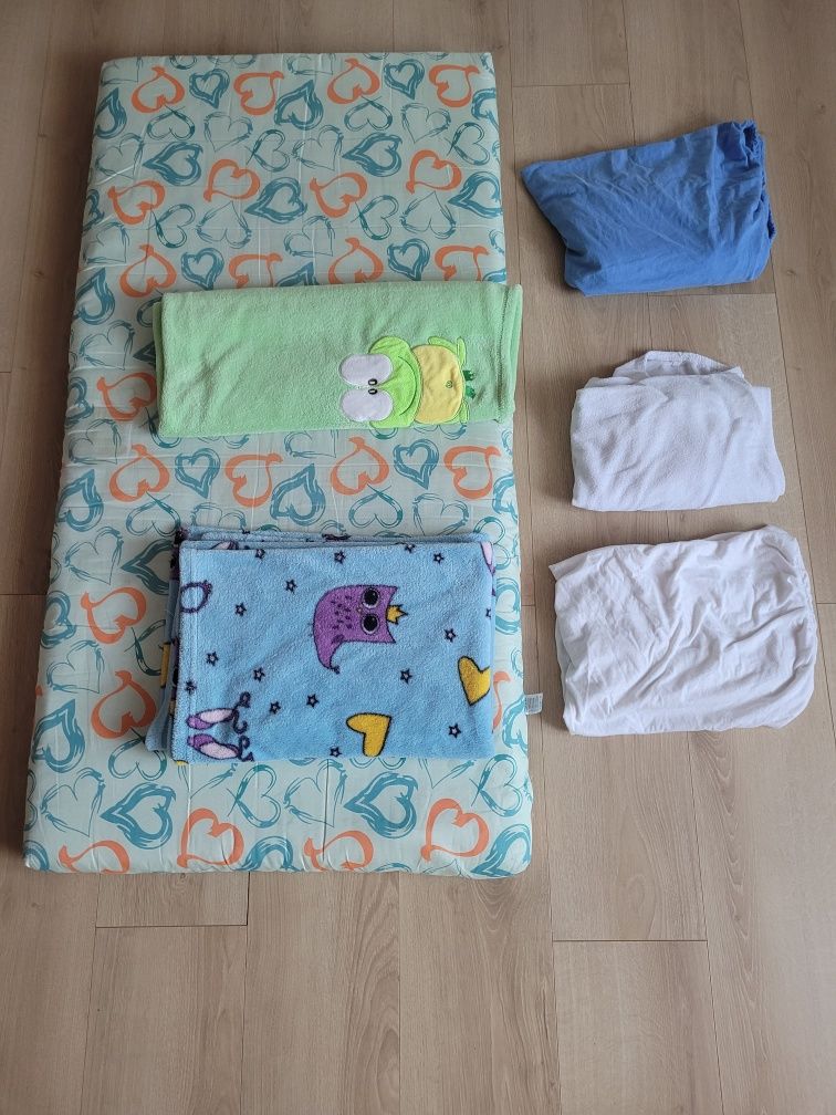Materac do łóżeczka 120cm x 60cm prześcieradło na gumce kocyki zestaw