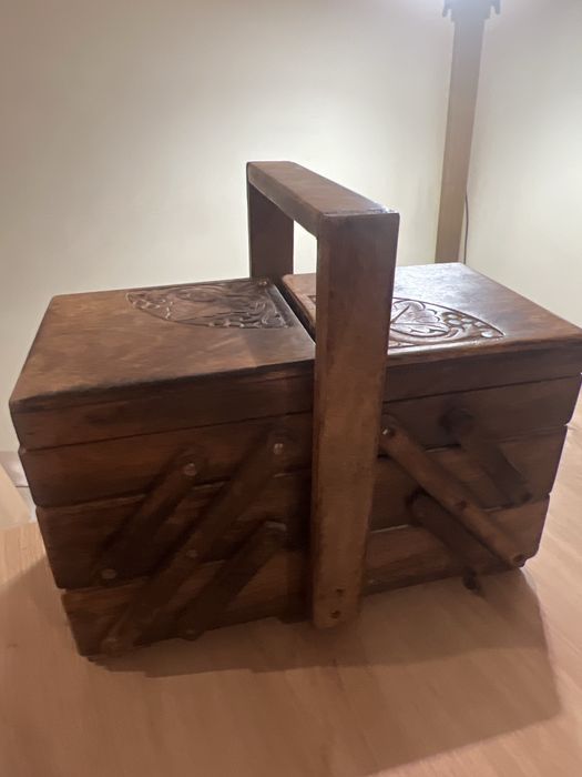 Caixa de costura vintage em madeira — peça artesanal articulada