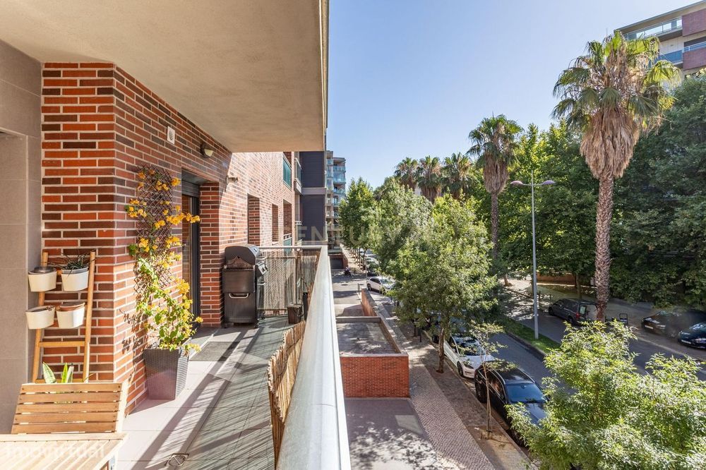 Apartamento moderno T3 com varandas e garagem na Malvarosa