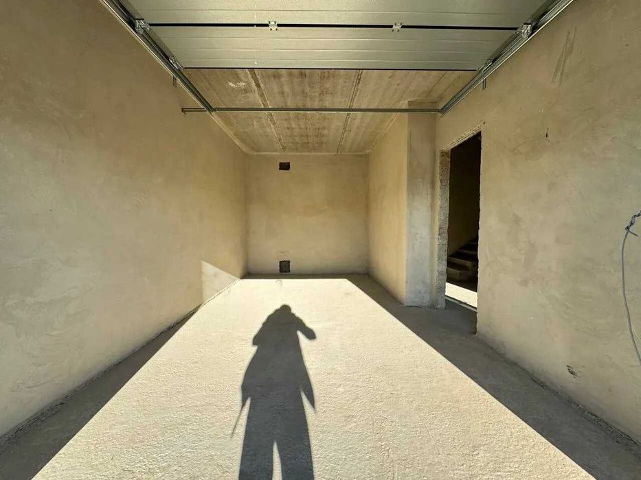 Сучасний дуплекс з великою ділянкою