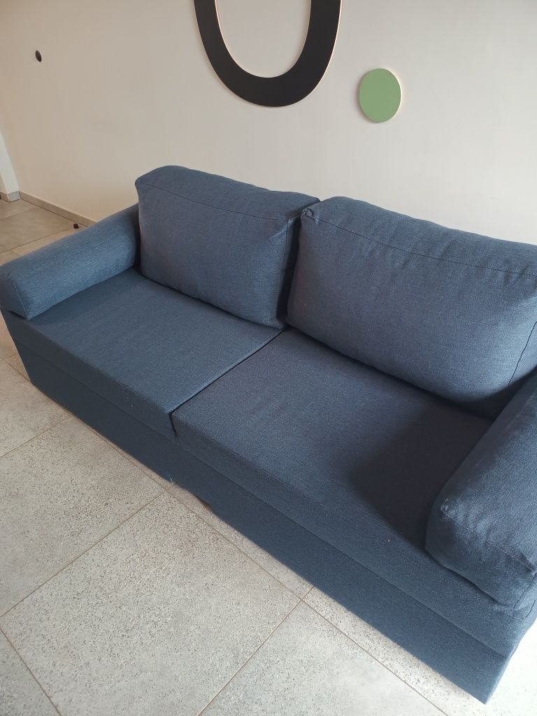 Sofa rozkładana z poduszkami